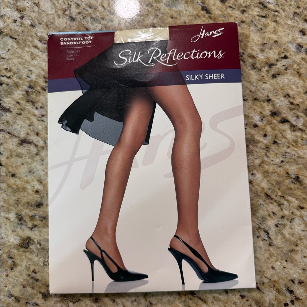 NWT Hanes Silky Reflections Control Top Sandalfoot Pantyhose Pearl CD M L